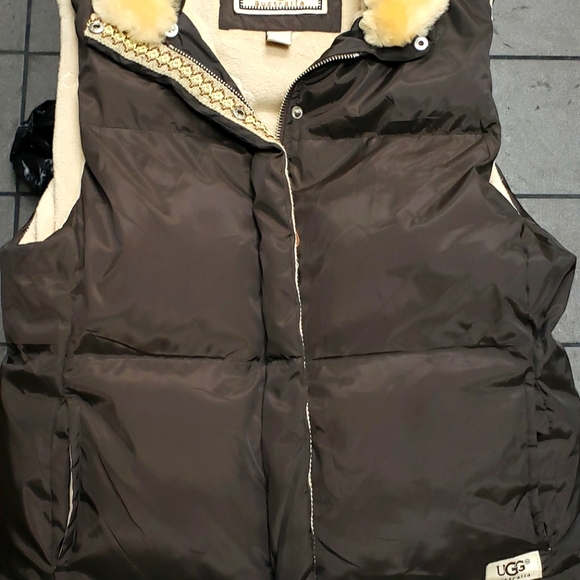 Womans ugg puffer vest with fur collar - Picture 1 of 2